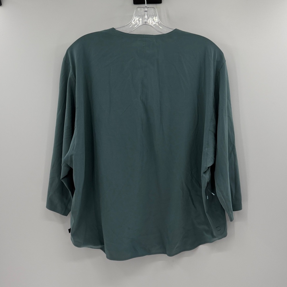 Lululemon Women's Relaxed V-Neck Top in Teal - Picture 8 of 8